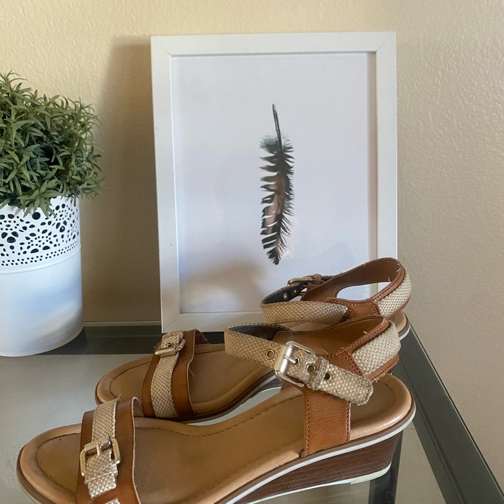 Vacation Ready Sandals - Picture 2 of 4